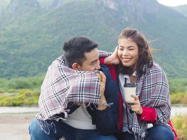 Feliz Casal Asiático Acampar Beber Café Com Fundo Natureza Conceito — Fotografia de Stock