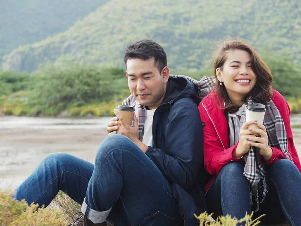 Feliz Casal Asiático Acampar Beber Café Com Fundo Natureza Conceito — Fotografia de Stock