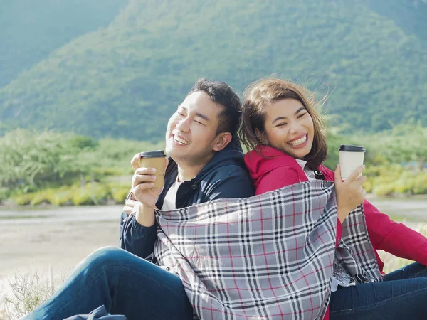 Feliz Casal Asiático Acampar Beber Café Com Fundo Natureza Conceito — Fotografia de Stock