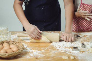Çocuk, pizza ya da ekmek için hamur hazırlıyor, yaşam tarzı konsepti, hareket