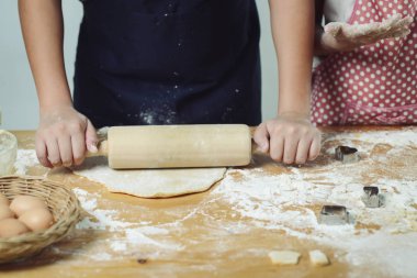 Çocuk, pizza ya da ekmek için hamur hazırlıyor, yaşam tarzı konsepti, hareket