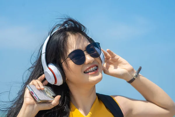 Heureuse Femme Asiatique Avec Sac Dos Utilisant Casque Sur Plage — Photo
