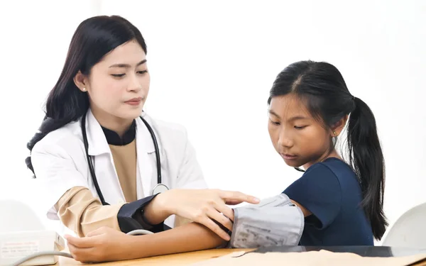 Doctora Asiática Con Una Bata Blanca Mide Presión Sobre Niño —  Fotos de Stock