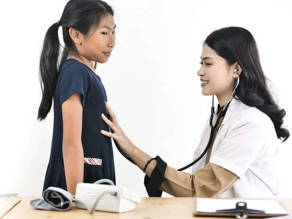 Docteur Examinant Une Petite Fille Par Stéthoscope — Photo