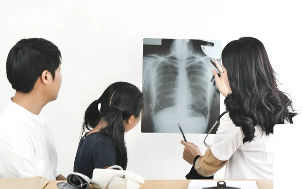 Aziatische Arts Kind Patiënt Xray Film Samen Kijken — Stockfoto