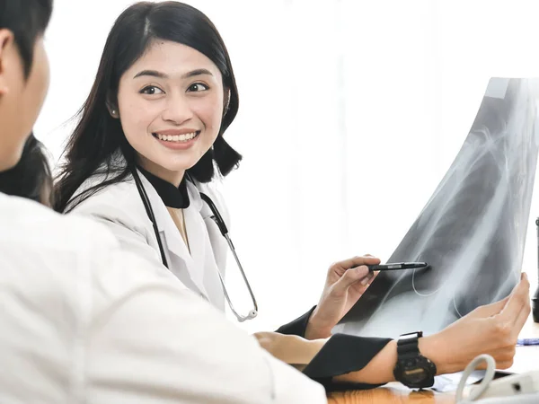 Asian Doctor Child Patient Looking Xray Film Together — Stock Photo, Image