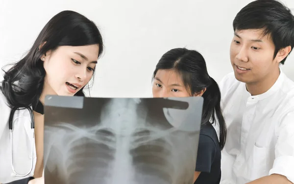 Asiatico Medico Bambino Paziente Guardando Raggi Film Insieme — Foto Stock