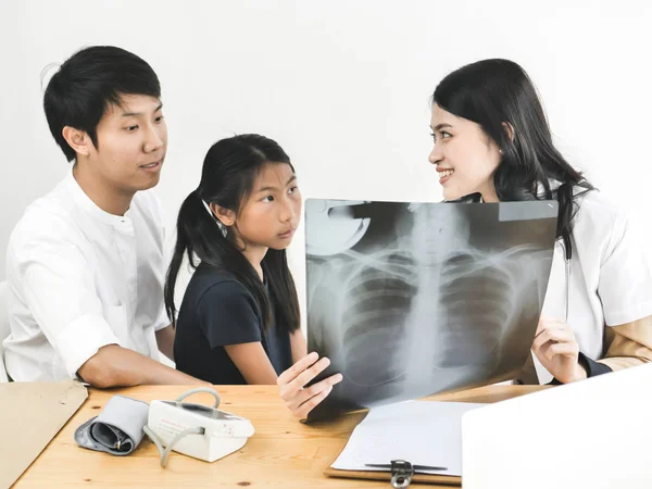 Asiatischer Arzt Und Kinderpatient Betrachten Gemeinsam Röntgenfilm — Stockfoto