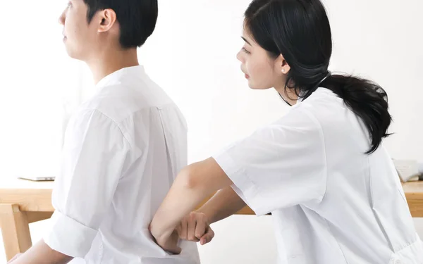 Asiatisk Ortopedisk Läkare Med Andning Och Ryggundersökning För Sin Patient — Stockfoto