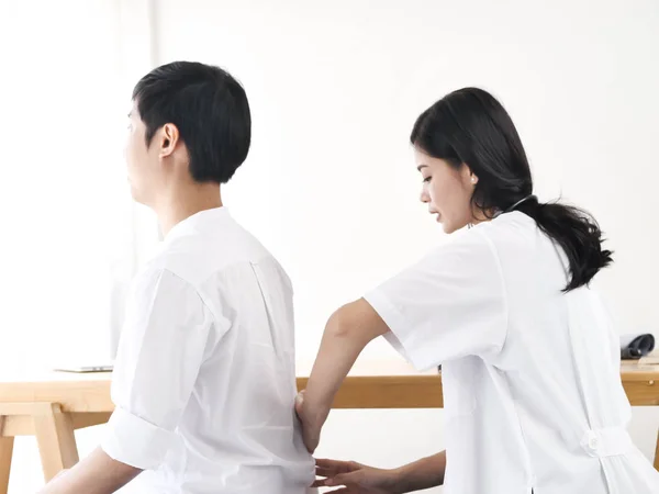 Asiático Ortopédico Médico Com Respiração Exame Volta Para Seu Paciente — Fotografia de Stock