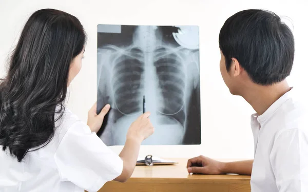 Asiatische Ärztin Zeigt Ihrem Patienten Röntgenbilder — Stockfoto