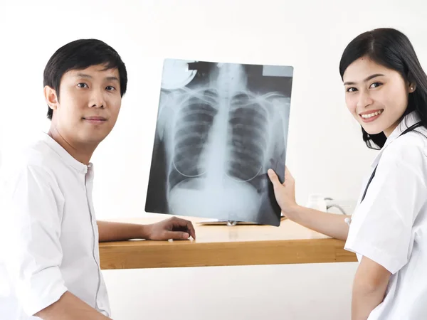 Asiatische Ärztin Zeigt Ihrem Patienten Röntgenbilder — Stockfoto