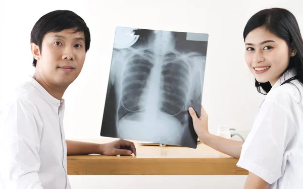 Asiatische Ärztin Zeigt Ihrem Patienten Röntgenbilder — Stockfoto