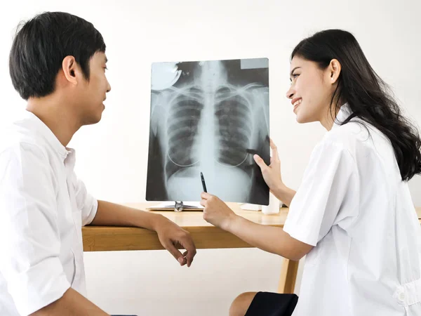Asiatische Ärztin Zeigt Ihrem Patienten Röntgenbilder — Stockfoto