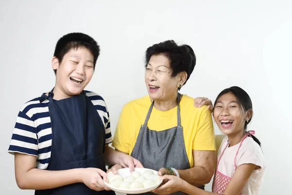 Mujer Mayor Asiática Sus Nietos Mostrando Huevos Pelados Concepto Estilo — Foto de Stock