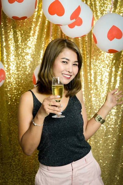 Feliz Asiática Mujer Holding — Foto de Stock