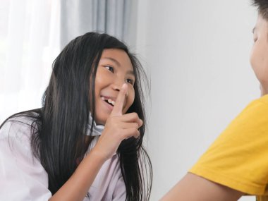 Asya çocuk kız doktor hastasını kadar kontrol vasıl ev, Doktor oynayan.