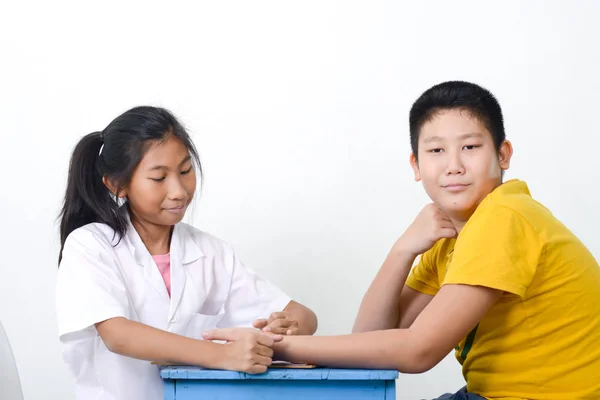アジア子供たち遊んで医者の家で 彼女の患者をチェック女の子医師 — ストック写真