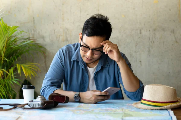 Turista Asiático Olhando Para Mapa Mundo Planos Para Sua Nova — Fotografia de Stock