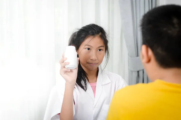 Asiático Farmacêutico Menina Explicando Algo Para Menino Pré Adolescente Segurando — Fotografia de Stock