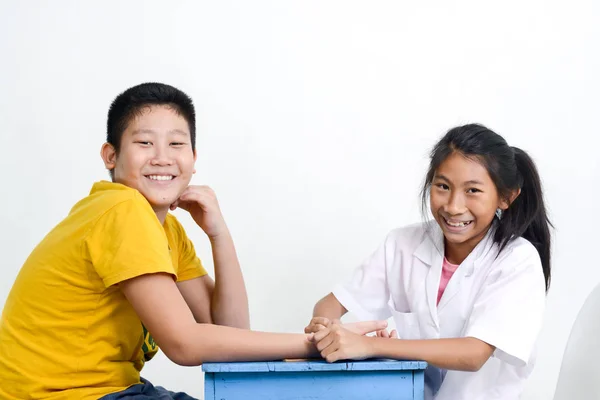 Asiático Niños Jugando Doctor Casa Chica Médico Chequeando Paciente — Foto de Stock