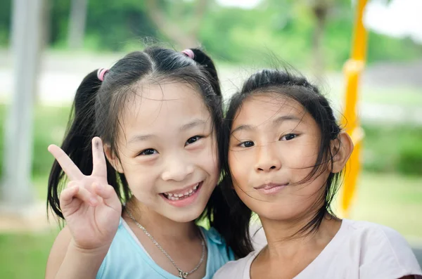 Niños Felices Abrazándose Sonriendo Cámara — Foto de Stock