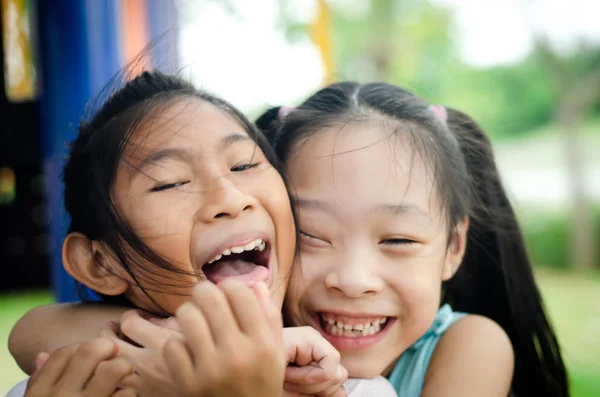 Ευτυχισμένα Παιδιά Αγκαλιάζουν Μεταξύ Τους Και Χαμογελά Στη Φωτογραφική Μηχανή — Φωτογραφία Αρχείου