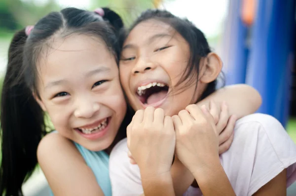 Niños Felices Abrazándose Sonriendo Cámara Desenfoque Movimiento —  Fotos de Stock