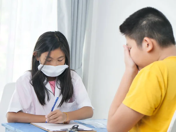 Asiático Niños Jugando Doctor Casa Chica Médico Chequeando Paciente —  Fotos de Stock