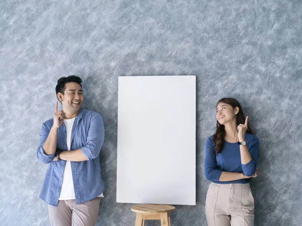 Feliz Asiático Pareja Presente Blanco Tablero Con Gris Backbround — Foto de Stock