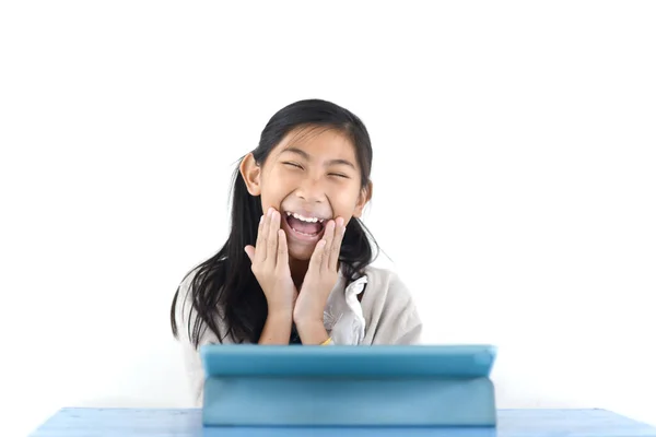 Glad Asiatisk Flicka Med Digital Tablett Med Vit Vägg Livsstil — Stockfoto