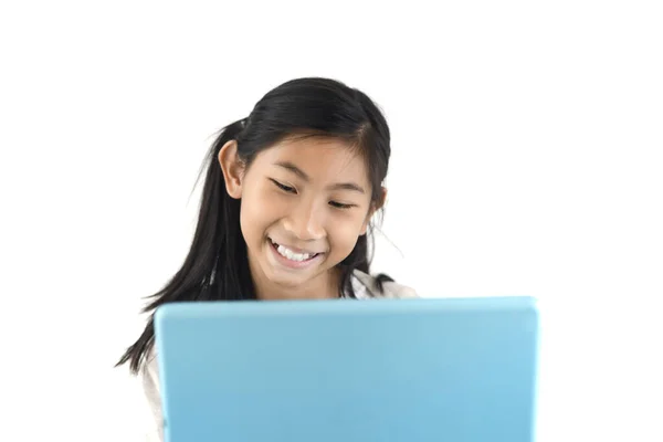 Feliz Chica Asiática Usando Tableta Digital Con Pared Blanca Concepto — Foto de Stock