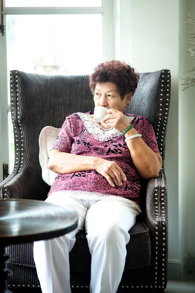 Gelukkig Aziatische Senior Vrouw Drinken Thee Cafe — Stockfoto