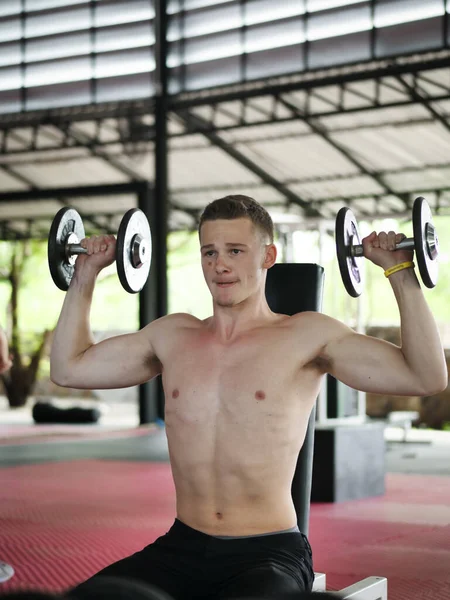 Hombre Guapo Haciendo Ejercicio Con Pesas Concepto Estilo Vida —  Fotos de Stock