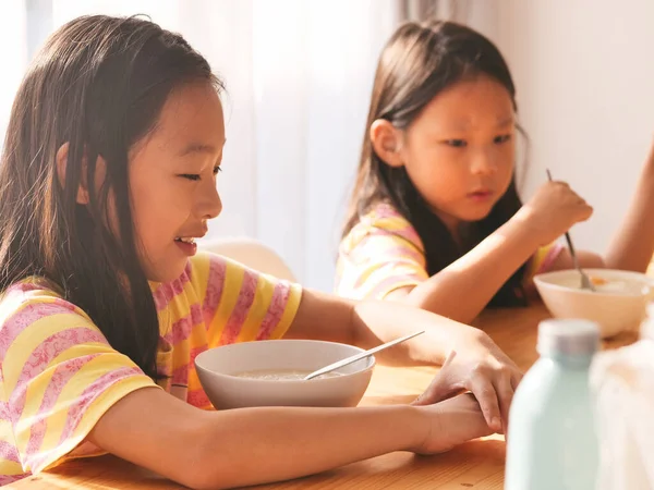 Roztomilé Asijské Dívka Rýžovou Polévku Snídani Společně Blízkosti Okna Doma — Stock fotografie
