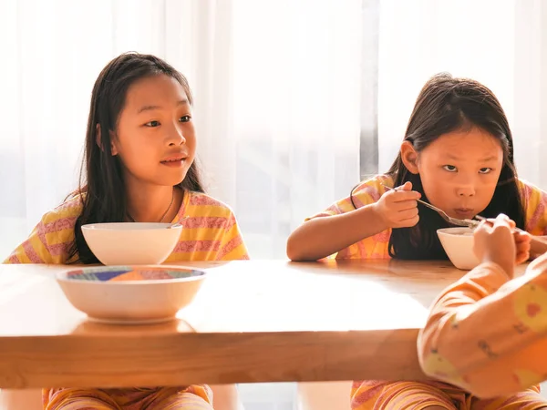 Słodkie Azji Dziewczyna Zjada Ryż Zupa Śniadanie Razem Pobliżu Okna — Zdjęcie stockowe
