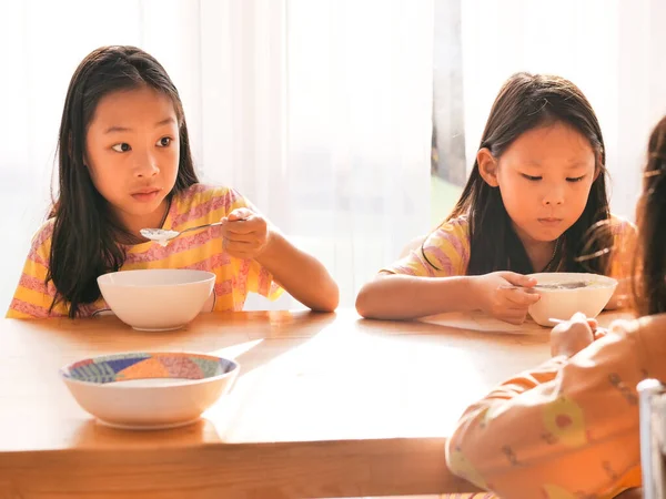 Schattig Aziatisch Meisje Eet Rijst Soep Voor Ontbijt Samen Buurt — Stockfoto