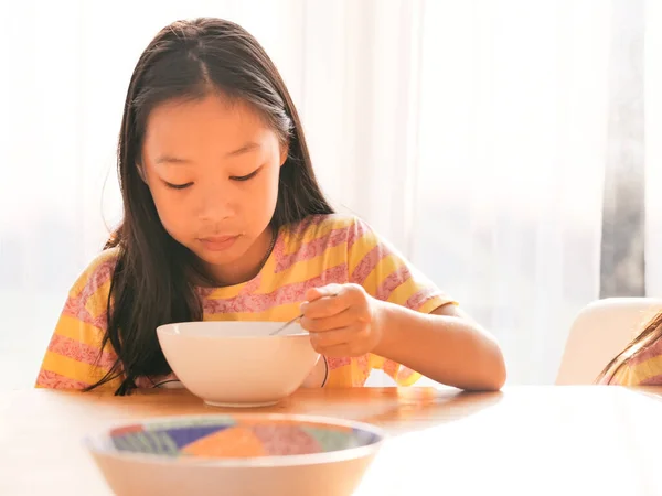 Schattig Aziatisch Meisje Eet Rijst Soep Voor Ontbijt Samen Buurt — Stockfoto