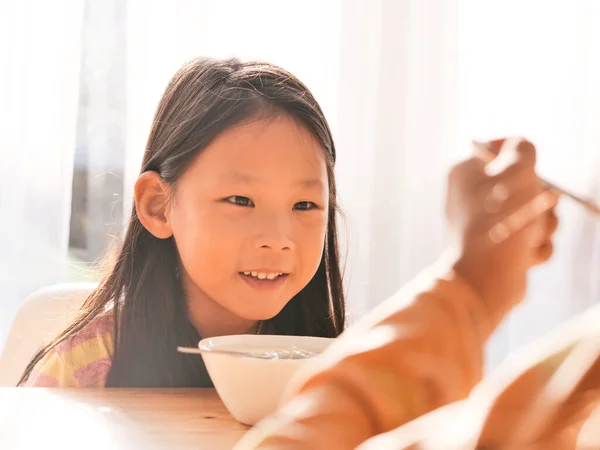 Linda Chica Asiática Come Sopa Arroz Para Desayuno Juntos Cerca — Foto de Stock