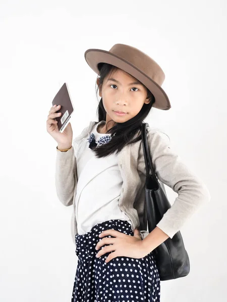 Flatcap Takan Elinde Uçuş Bileti Pasaport Tutan Mutlu Asyalı Kız — Stok fotoğraf