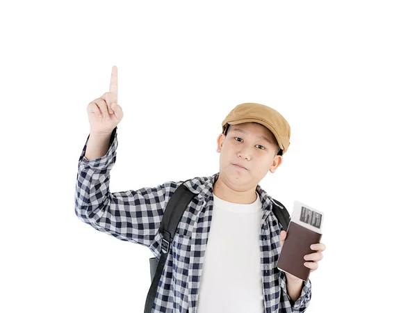 Glad Asiatisk Pojke Med Ryggsäck Håller Flygbiljett Isolering Vitt — Stockfoto