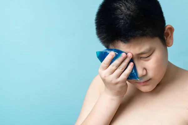 Ásia Preteen Menino Usando Frio Comprimir Gel Rosto Contusões Azul — Fotografia de Stock