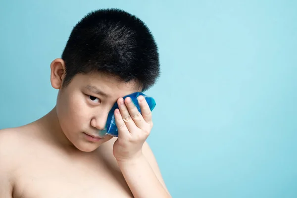 Asiatico Preteen Ragazzo Utilizzando Freddo Comprimere Gel Lividi Faccia Blu — Foto Stock