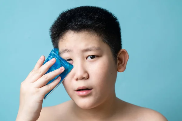 Asian Preteen Boy Using Cold Compress Gel Bruises Face Blue — Stock Photo, Image