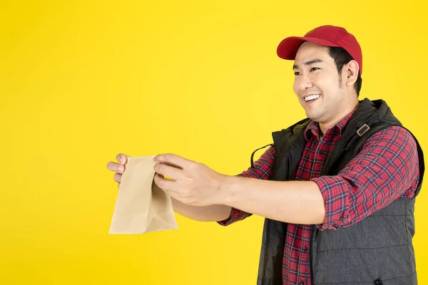 Paket Yemek Için Çeşitli Kağıt Konteynırlar Teslimatçı Sarı Arka Planda — Stok fotoğraf