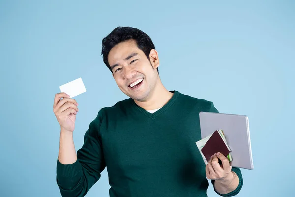 Šťastný Asijský Turista Ukazující Kreditní Kartu Tablet Mapa Pas Modrým — Stock fotografie
