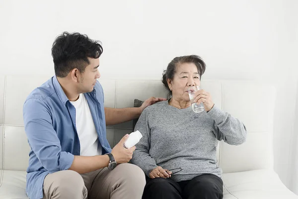 Asyalı Bir Adam Annesine Ilaç Veriyor Evde Kalıyor Covid Konseptini — Stok fotoğraf