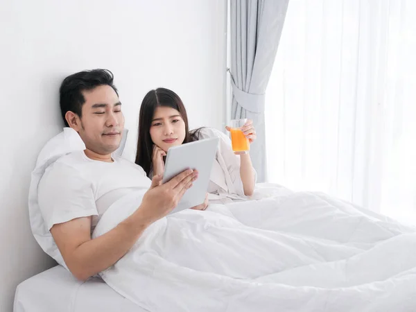 Glad Asiatisk Par Med Tablett Sängen Kvinna Dricker Ett Glas — Stockfoto