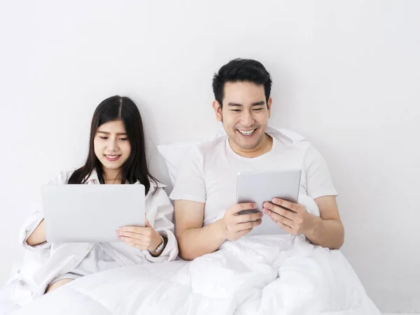 Feliz Casal Asiático Usando Tablet Laptop Cama Trabalhar Casa Ficar — Fotografia de Stock