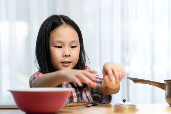 Asyalı Çocuk Evde Aşçıyı Oynuyor — Stok fotoğraf